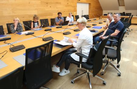 PODPIS POGODBE ZA OBNOVO NOGOMETNEGA IGRIŠČA IN TEKAŠKE STEZE PRI OŠ CERKNICA 11 FOTO LJUBO VUKELIČ